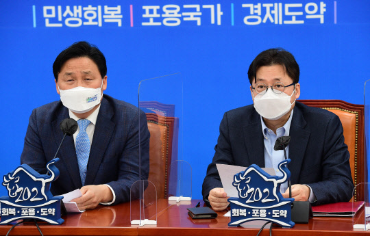 홍익표 민주당 정책위의장(오른쪽)이 지난 25일 국회에서 열린 정책조정회의에서 발언하고 있다. 연합뉴스